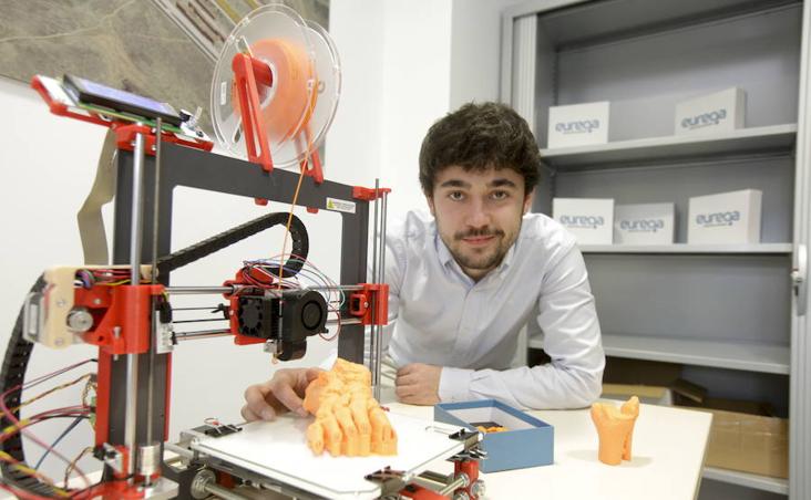 3 de febrero. El fabricante de huesos. Jesús Corbacho imprime en 3D muñecas, hombros, codos, rodillas o tobillos con los que se ensaya en el Hospital San Pedro de Alcántara. ::
