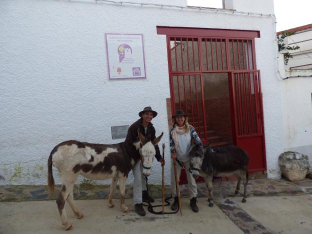 Dos peregrinos holandeses, que llegaron en burro, ante de la puerta del albergue de Castuera