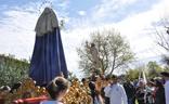 Momento de la procesión del Encuentro en Las Cruces. :: e. d./