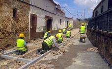 Labores de pavimentación de una calle de Hornachos. :: Hoy/