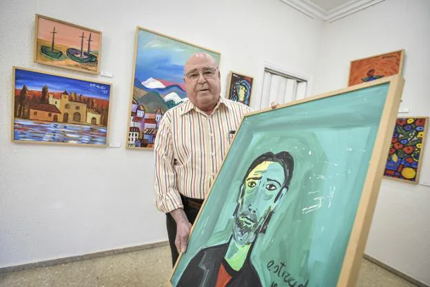 Luis Fernández posa con uno de los pocos autorretratos de Toto Estirado. :: J. V. Arnelas/