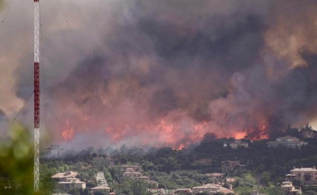 Un incendio forestal obliga a desalojar dos urbanizaciones ...