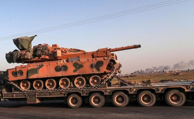 Un convoy militar turco se dirige a la frontera noreste con Siria./EFE