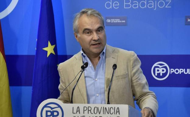 Fragoso da una rueda de prensa en el PP, su casa, aunque se le está revolviendo. :: HOY/