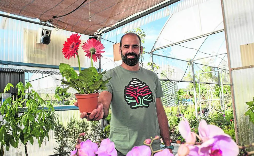 Las flores salen por un día del confinamiento | Hoy