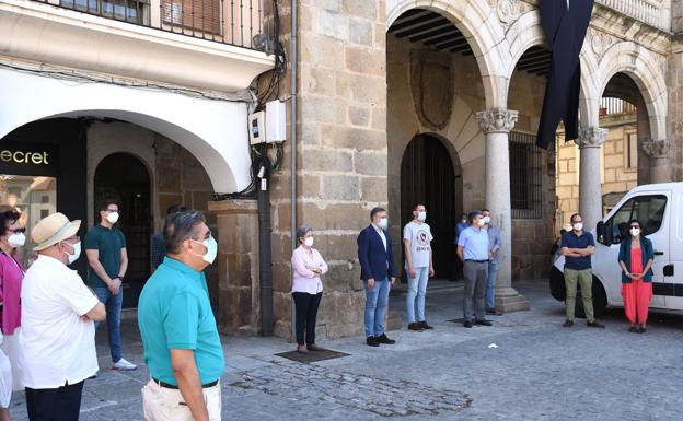 Minuto de silencio a la puerta del Ayuntamiento de Plasencia.