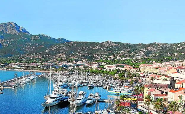 Córcega, con sus escarpadas montañas y sus coquetas calas de aguas cristalinas. /