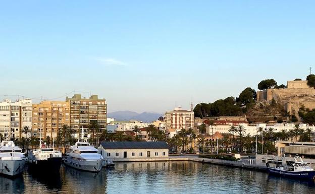 Vista del puerto de Denia antes de zarpar hacia Ibiza./