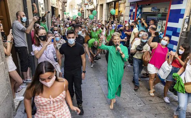 Pasacalles musical de Soraya Arnelas sin distancia de seguridad en Plasencia