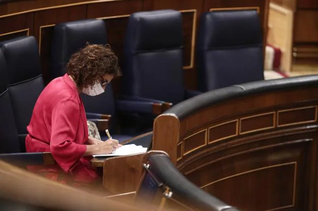 La ministra de Hacienda, María Jesús Montero, el pasado jueves durante el debate sobre el decreto que debía liberar el uso de los remanentes. / E.P.