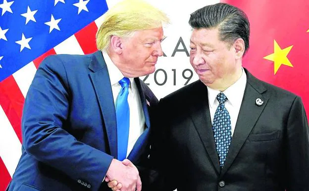 Donald Trump estrecha la mano de su homólogo Xi Jinping durante una reunión del G20 en Osaka./Reuters