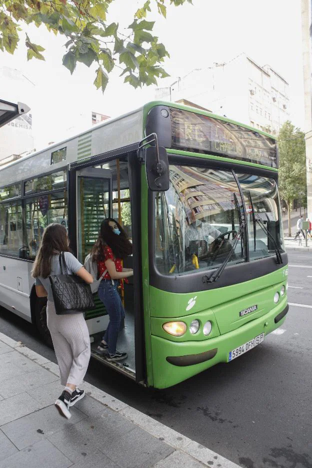 Autobús urbano en la avenida Primo de Rivera de Cáceres. / HOY