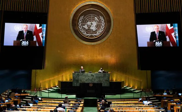 Miembros de Naciones Unidas escuchan en la sede de la Asamblea el vídeo del discurso enviado por el primer ministro británico, Boris Johnson/AFP