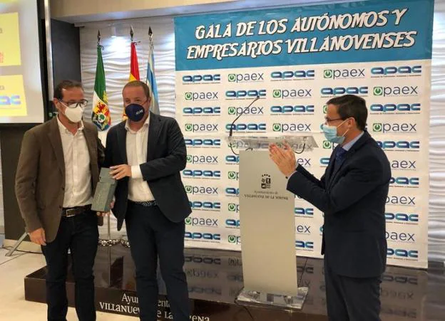 Pedro y Adriano Ademe recogieron el premio de manos del alcalde, Miguel Ángel Gallardo. / HOY