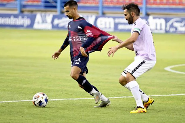 El azulgrana Lele y el capitán dombenitense Gonzalo disputan un balón. / JOSÉ MANUEL ROMERO