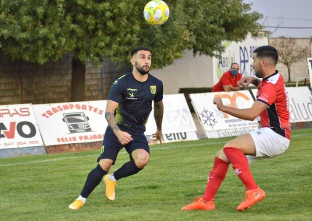 Felipe Alonso, del Mérida, frente a un jugador del Miajadas. / @MERIDA_AD