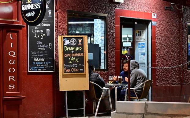 Varias personas en una terraza del barrio madrileño de Moratalaz. /EFE