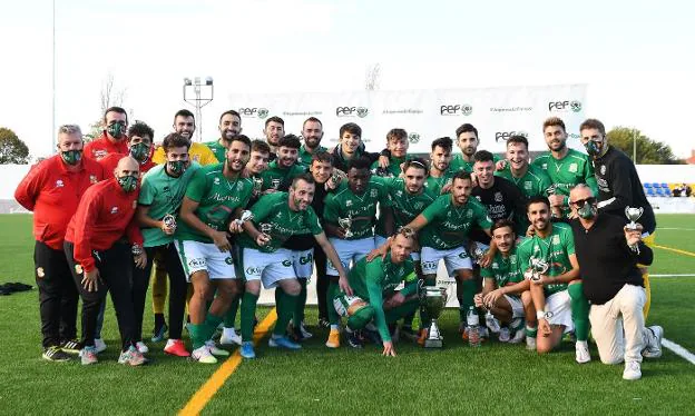 El Moralo posa con el trofeo de ganador del torneo. / JAVIER MENDOZA