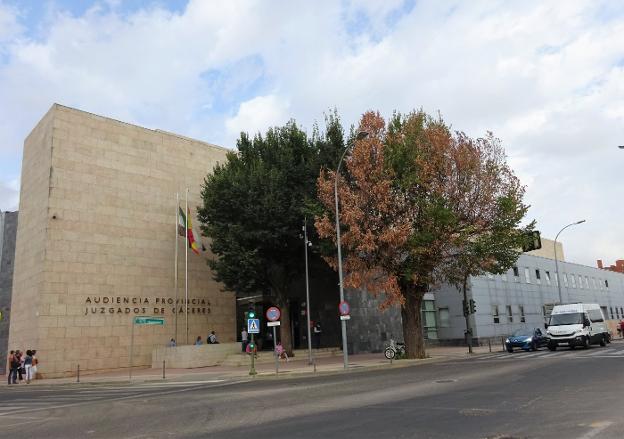 Entrada principal de la Audiencia Provincial de Cáceres. / HOY