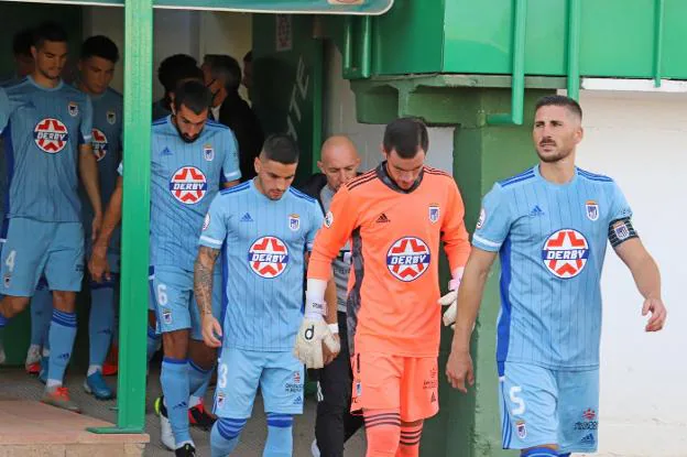 César Morgado sale de vestuarios como capitán en el amistoso del domingo ante el Villanovense. / ESTRELLA DOMEQUE