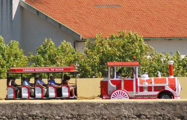 Un tren turístico circulando sobre las murallas de Elvas. / E.R.