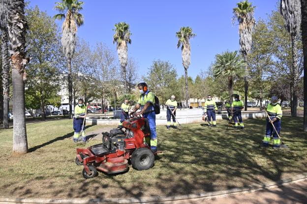 El parque de Jardines del Guadiana también tendrá nuevo césped. / J. V. A.