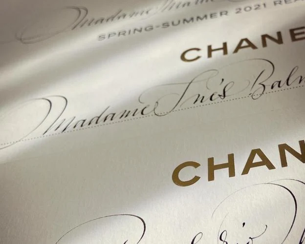 Imagen de uno de sus últimos trabajos: las invitaciones para el desfile de Chanel.