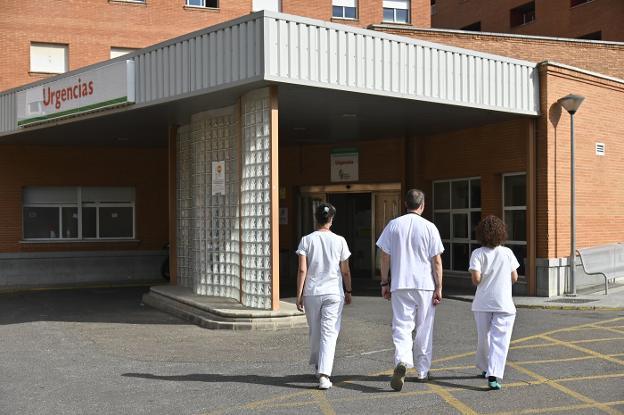 Sanitarios extremeños a las puertas de un hospital de Badajoz esta semana. / JOSÉ VICENTE ARNELAS