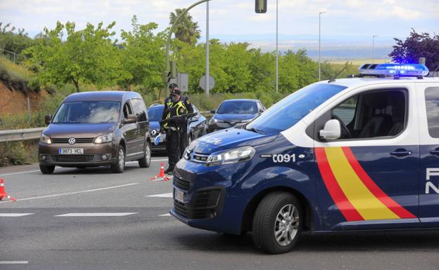 Dos policías nacionales auxilian en Cáceres a un hombre que sufrió una parada respiratoria