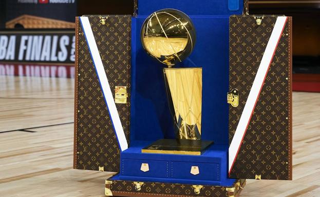 El trofeo de la NBA, guardado en un baúl de Louis Vuitton./ r.c.