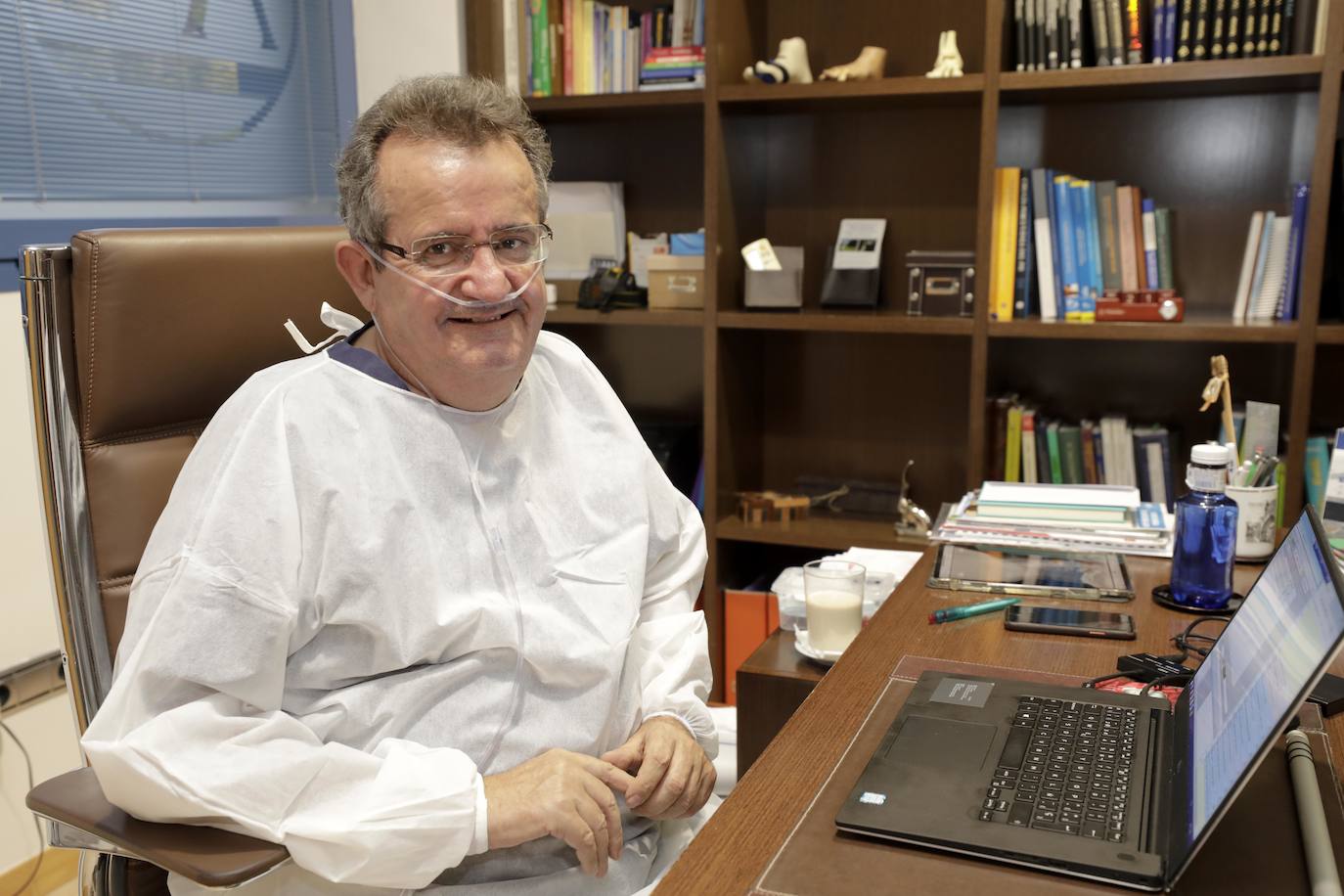 Alejo Leal, médico cacereño. Usa respirador cinco meses después de salir de la UCI.