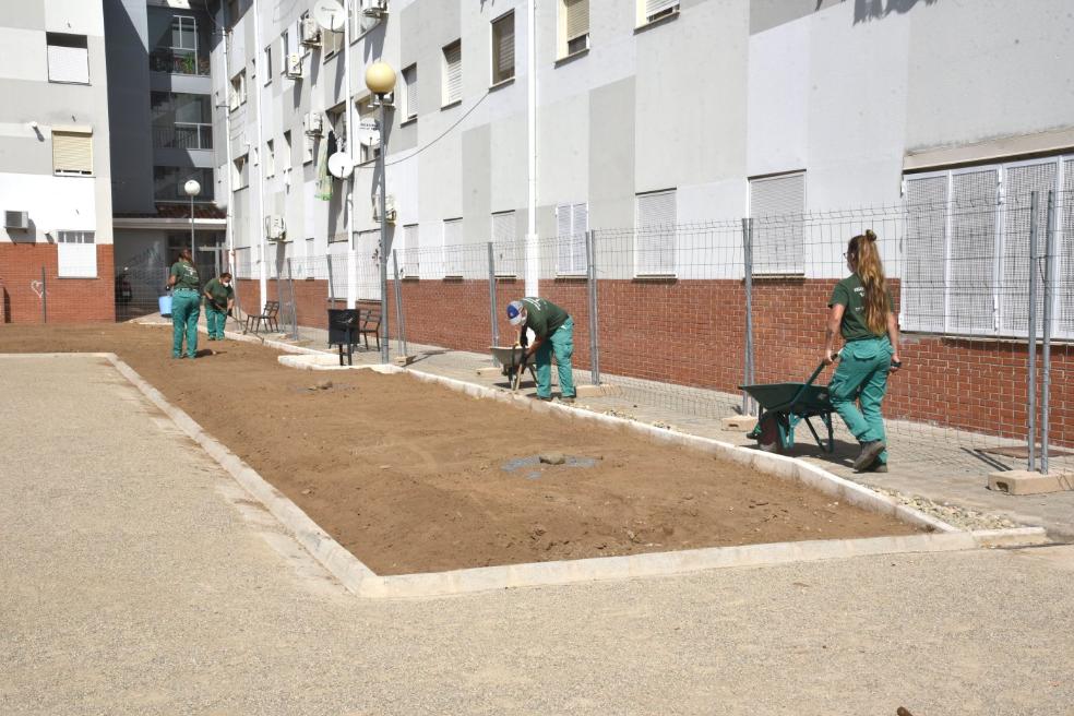 Alumnos de las tres especialidades de la escuela profesional –carpintería, jardinería y albañilería– realizan diversos trabajos de mejora en la ciudad. / DAVID PALMA