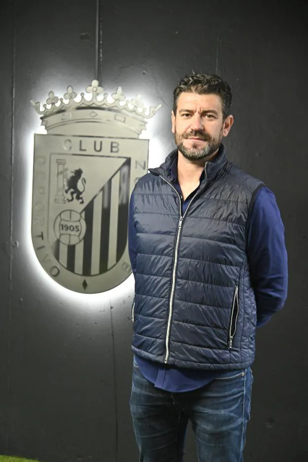 Fernando Estévez, nuevo técnico del Badajoz, en el túnel de vestuarios del Nuevo Vivero. / JOSÉ VICENTE ARNELAS