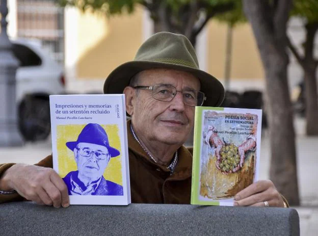 Manuel Pecellín con sus dos últimos libros. / CASIMIRO MORENO