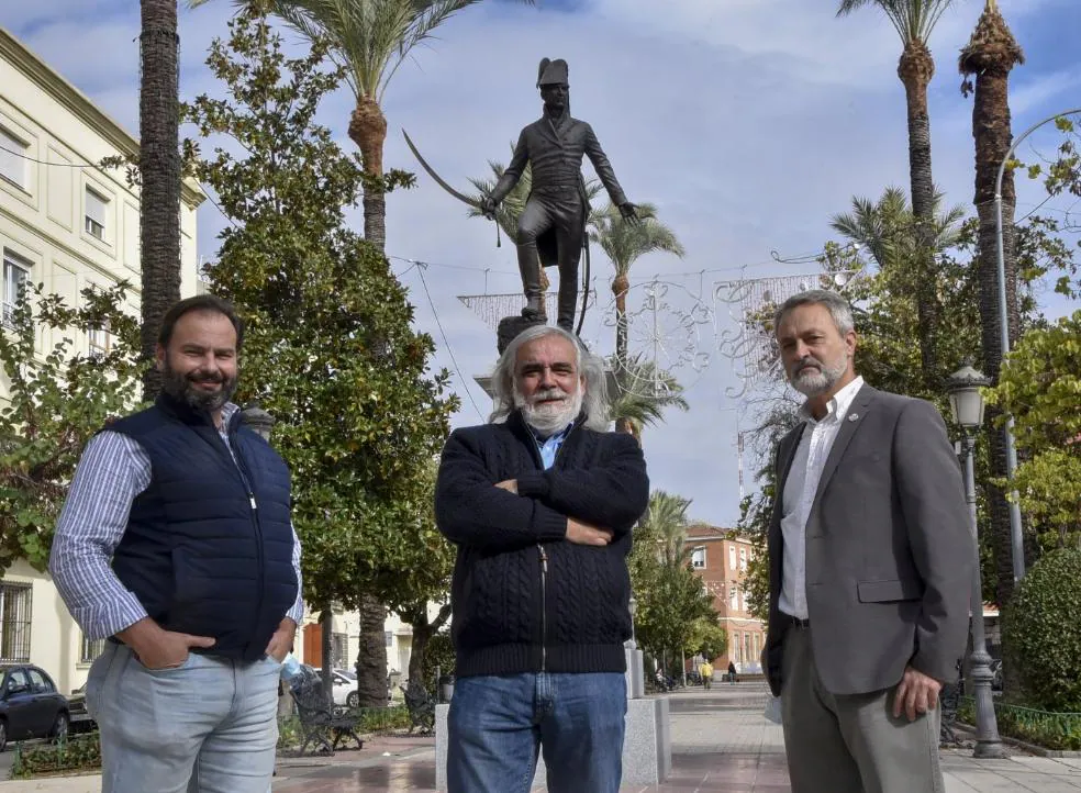 El historiador Fernando de la Iglesia, el profesor Julián García y el teniente coronel Fernando Ortiz. / C. MORENO