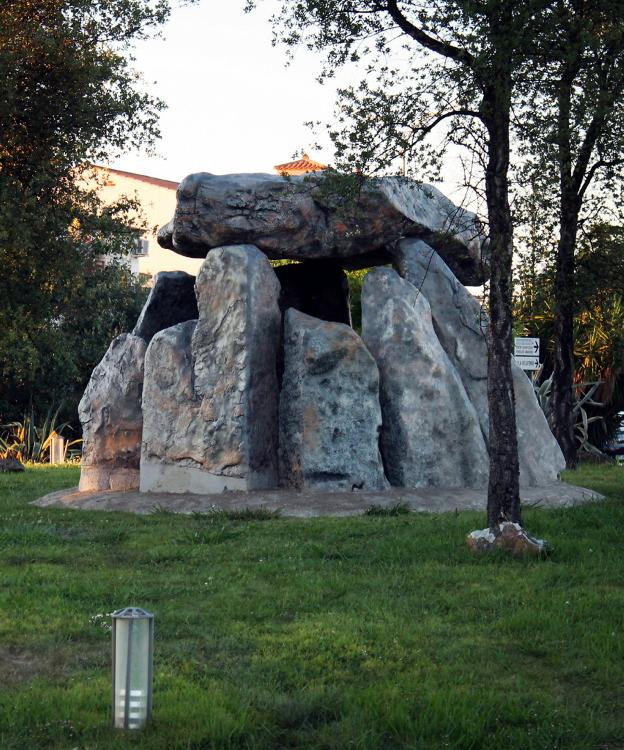 Réplica del dolmen del Rebellao 1 en Valverde. / FERNANDO NEGRETE SOSA