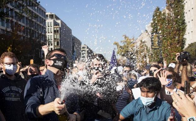 Decenas de personas festejan la victoria de Joe Biden en las calles de Washington./efe