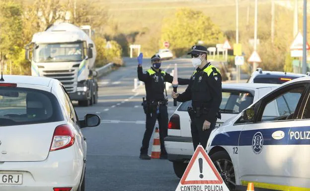 Policías locales de Vitoria, en un control ya rutinario estos días a causa de las restricciones./jesús andrade