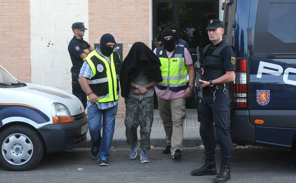 El presunto terrorista sale de su domicilio en Mérida tras el registro de 2017. /HOY