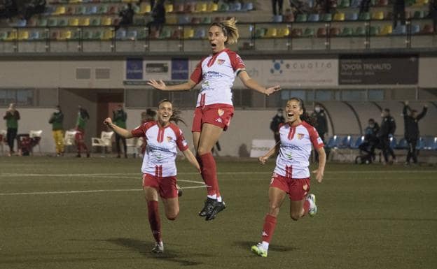 Estefa celebra el tanto que dio la victoria al Santa Teresa en el choque ante el Espanyol disputado en El Vivero./ Pakopí