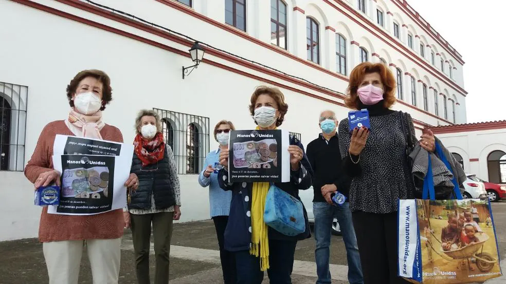 El grupo de voluntarios de Manos Unidas con el cartel y las huchas que usarán en la campaña. / PAKOPÍ