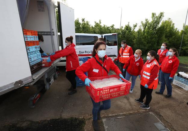 Cruz Roja de Mérida descarga alimentos para un reparto. / BRÍGIDO