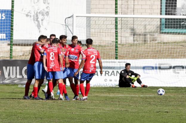 Celebración de los jugadores colegiales en el Príncipe Felipe. / L. CORDERO