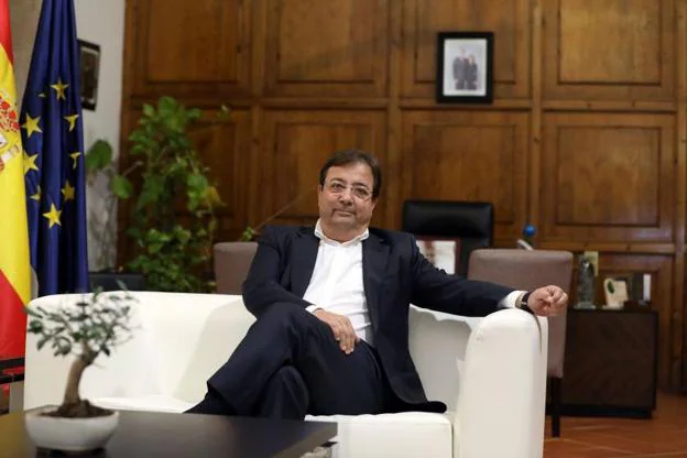 Guillermo Fernández Vara en su despacho el pasado día 27 de octubre. / BRÍGIDO