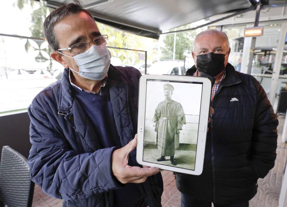 qTrabajo de investigaciónParcero y Felipe González con una foto del héroe. / L. CORDERO