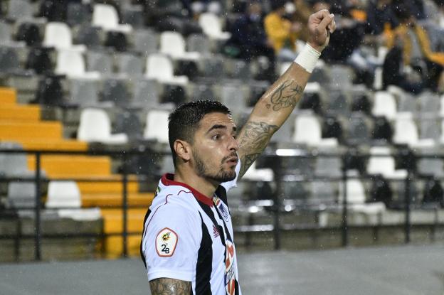 Tomás Sánchez celebra un gol del Badajoz. / JOSÉ VICENTE ARNELAS