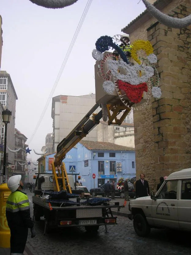 Instalación de luminarias en anteriores fiestas. / E.G.R.