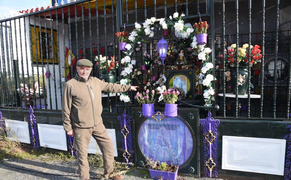 José Blázquez junto al santuario que ha construido en la entrada principal de su empresa./David Palma