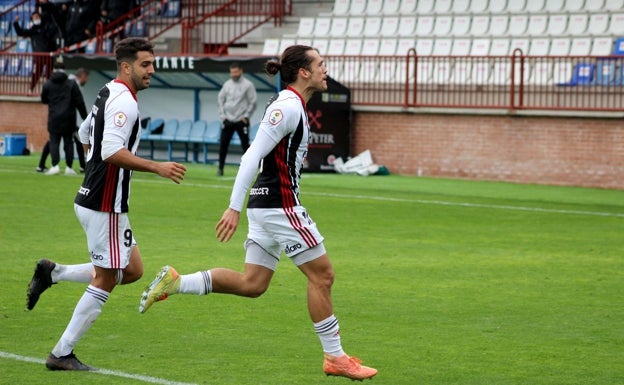 Álex Corrdera celebra su gol ante el Talavera perseguido por Forgas. /MIGUEL CAMACHO