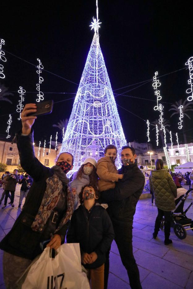 La única certeza navideña son las luces en las calles. / BRÍGIDO